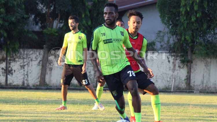 Persita Tangerang kembali meresmikan satu pemain baru jelang Liga 1 2020 yakni Elisa Basna. Copyright: © Fitra Herdian/INDOSPORT
