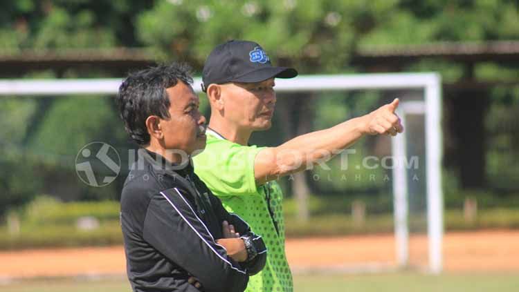 Pelatih Persib B, Liestiadi didampingi asistennya Yusuf Bachtiar saat sesi latihan di Lapangan Saraga ITB, Kota Bandung, Rabu (12/6/19). Copyright: © Arif Rahman/INDOSPORT