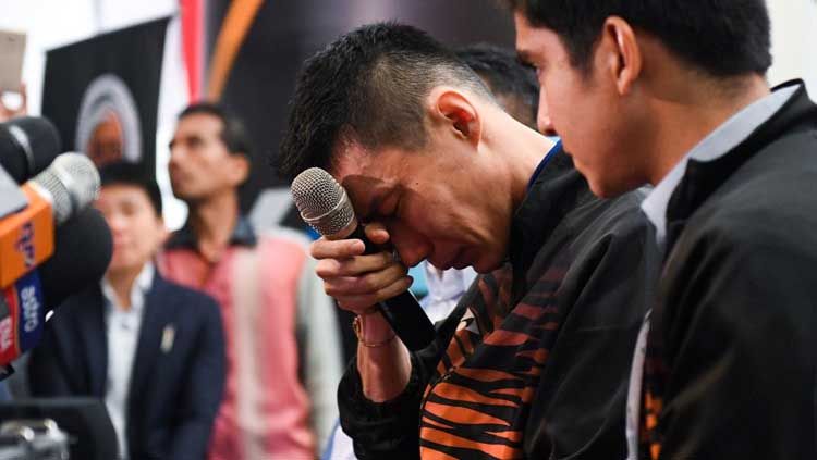Lee Chong Wei menangis saat jumpa pers soal pensiun dirinya dari dunia Bulutangkis. Copyright: © Twitter@unreservedmedia