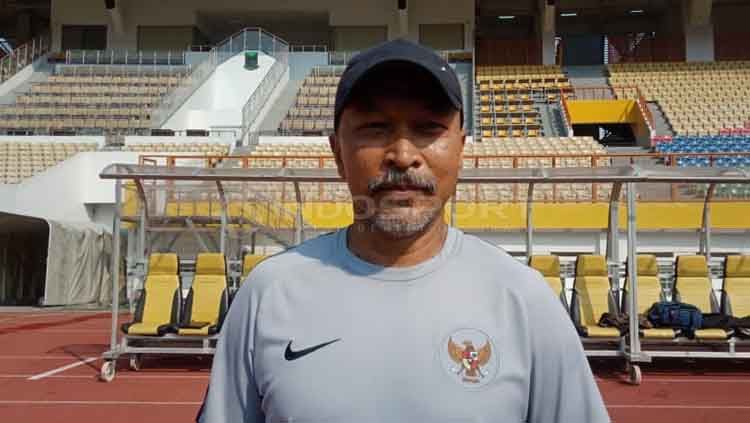 Fakhri Husaini, mantan pelatih Timnas Indonesia U-19 dirumorkan masuk radar klub Liga 2 PSPS Riau. Copyright: © Shintya Anya Maharani/INDOSPORT