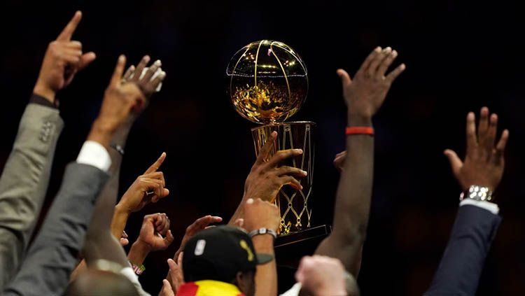 Trofi Larry O'Brien NBA musim 2019 berhasil dimenangkan tim Toronto Raptors pada Jumat, 14/06/19. Copyright: © Thearon W. Henderson/Getty Images