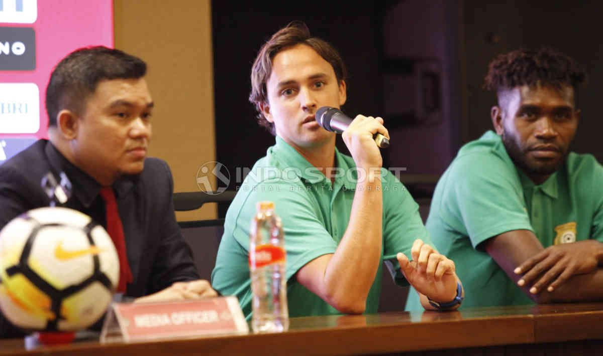 Pelatih Timnas Vanuatu, Paul Munster (tengah) dan kapten tim, Kency Tangis pada jumpa pers jelang laga uji coba melawan Timnas Indonesia di Media Center Stadion GBK Senayan, Jakarta, Jumat (14/06/19). Copyright: © Herry Ibrahim/INDOSPORT