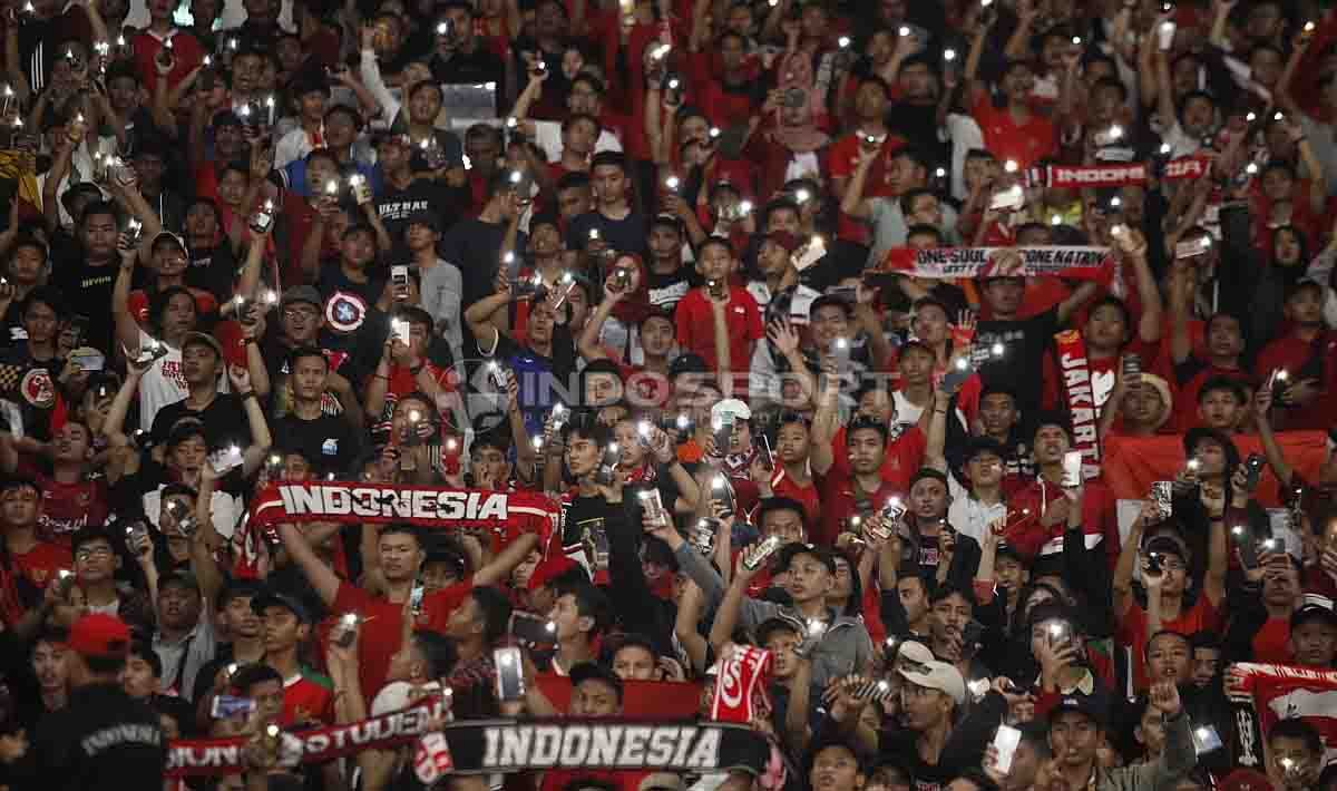 Suporter Indonesia dihimbau untuk menghormati lagu kebangsaan Malaysia di laga pembuka Kualifikasi Piala Dunia 2022. Copyright: © Herry Ibrahim/INDOSPORT