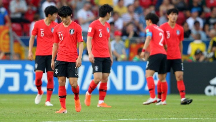 Para pemain Korea Selatan U-20 tertunduk usai kalah di pertandingan final Piala Dunia U-20 2019. (Foto: Alex Livesey - FIFA/FIFA via Getty Images) Copyright: © Alex Livesey - FIFA/FIFA via Getty Images