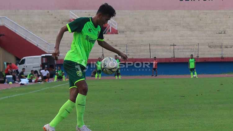 Koko Ari Ariya memberikan umpan ke pemain Persebaya yang lain saat menghadapi PSID Jombang pada laga uji coba, Sabtu (15/6/19). Foto: Fitra Herdian/INDOSPORT Copyright: © Fitra Herdian/INDOSPORT