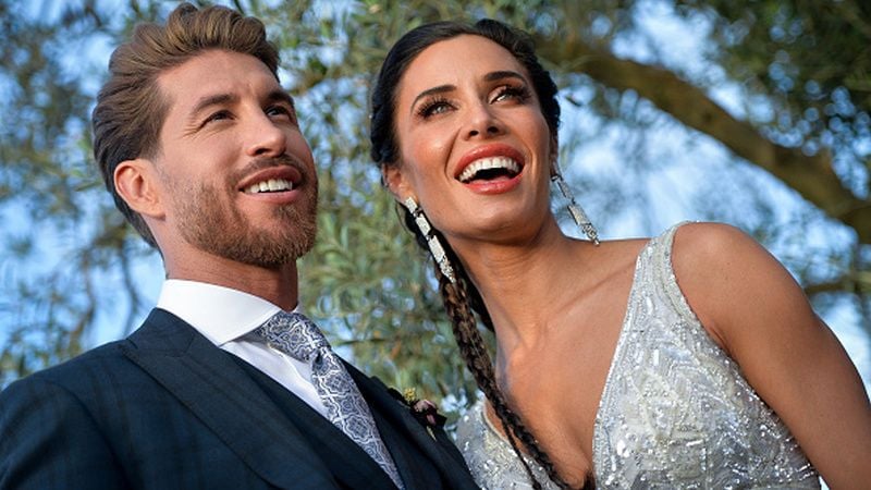 Sergio Ramos bersama istrinya, Pilar Rubio, berpose di acara pernikahan mereka. Copyright: © Aitor Alcalde/Getty Images