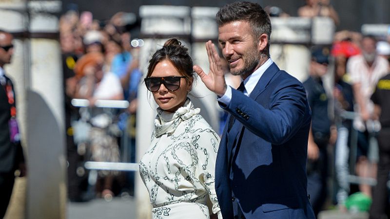 Victoria Beckham datang ke acara pernikahan bersama David Beckham. Copyright: © Aitor Alcalde/Getty Images