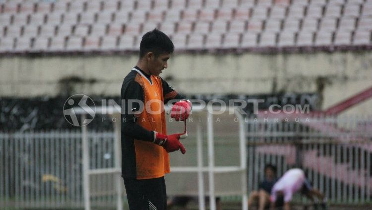 Kiper klub Liga 1, Persipura asal klub Persidago, Mario Fabio Londok. Copyright: © Sudjarwo/INDOSPORT