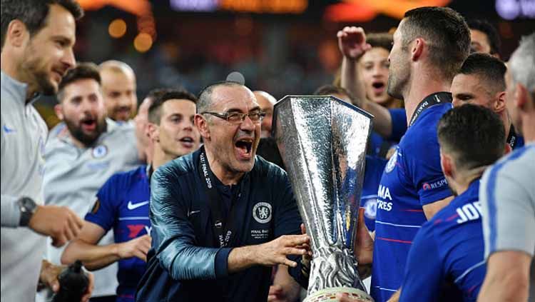 Maurizio Sarri saat mempersembahkan gelar Liga Europa untuk Chelsea Copyright: © Harrold Cunningham/GettyImages