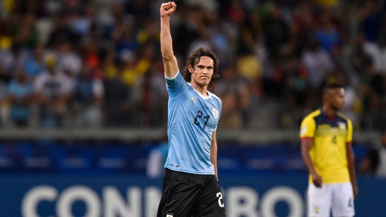 Striker Manchester United, Edinson Cavani, saat bermain bersama Timnas Uruguay. Copyright: © Pedro Vilela/Getty Images