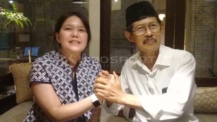 CEO PSS Sleman Viola Kurniawati dan Sudibyo, manajer anyar PSS Sleman diperkenalkan kepada awak media. Copyright: © Ronald Seger Prabowo/INDOSPORT