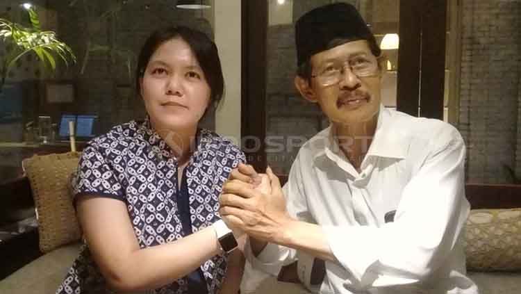 CEO PSS Sleman Viola Kurniawati dan Sudibyo, manajer anyar PSS Sleman diperkenalkan kepada awak media. Copyright: © Ronald Seger Prabowo/INDOSPORT