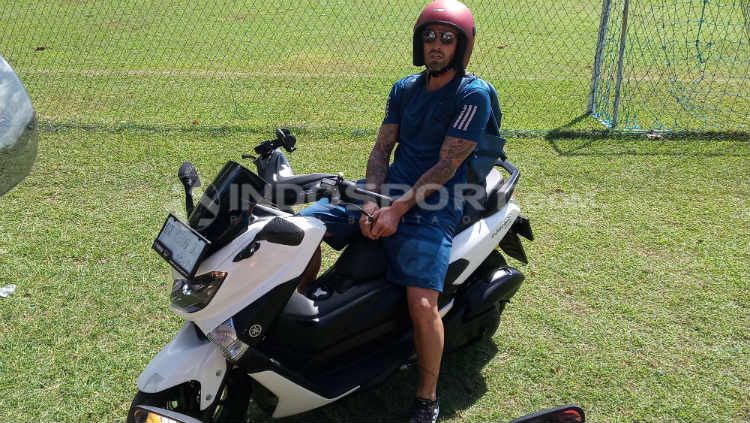 Paulo Sergio saat menunggangi motor matic 150 cc di Lapangan Trisakti, Legian, Kuta, Badung. Foto: INDOSPORT/Nofik Lukman Hakim Copyright: © INDOSPORT/Nofik Lukman Hakim