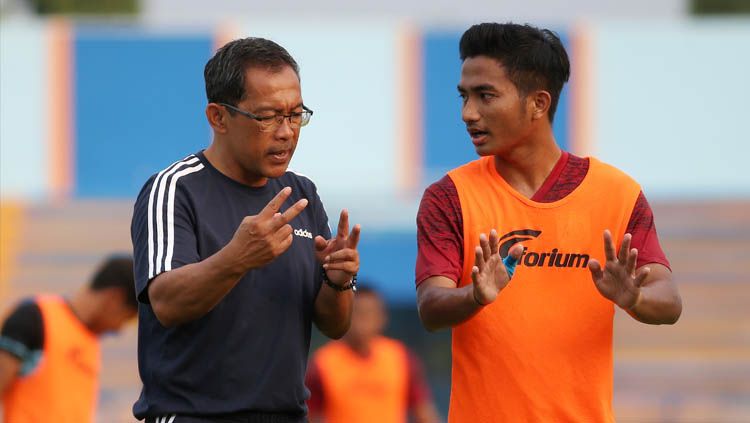 Pelatih Aji Santoso (kiri) dan gelandang Persela Lamongan Muhammad Hambali Tolib (kanan) saat berlatih. Copyright: © Abdul Rozak/Persela Football