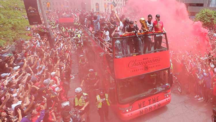 Parade kemenangan Toronto Raptors sebagai juara NBA 2019 ternodai oleh insiden penembakan. Steve Russell/Toronto Star via Getty Images. Copyright: © Steve Russell/Toronto Star via Getty Images