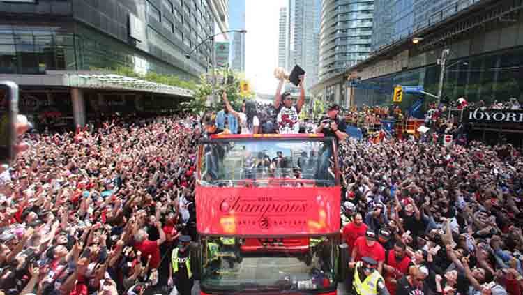 Parade perayaan gelar juara NBA 2019 yang digelar Toronto Raptors dan dihadiri jutaan pendukungnya. Copyright: © Steve Russell/Toronto Star via Getty Images
