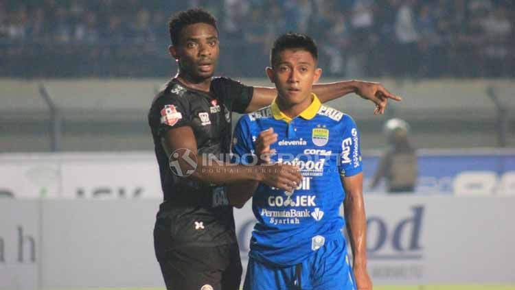 Pemain Persib Bandung, Febri Hariyadi saat dihadang pemain PS Tira Persikabo, Selasa (10-06-2019). Foto: Arif Rahman/INDOSPORT Copyright: © Arif Rahman/INDOSPORT