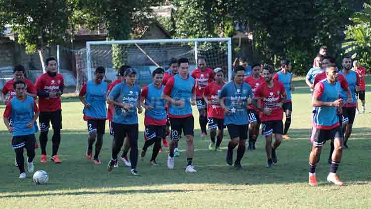 Bali United saat berlatih di Lapangan Trisakti, Legian, Kuta, Badung, Selasa (18/6/2019). Copyright: © Nofik Lukman Hakim/INDOSPORT