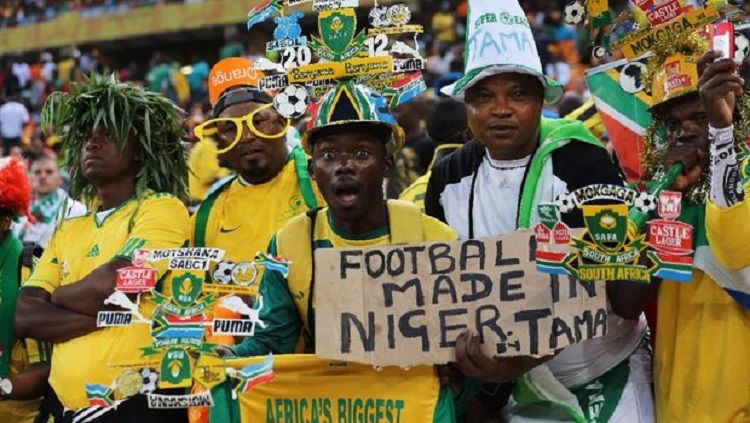 Suporter menyaksikan pertandingan di Piala Afrika. Copyright: © Ian Walton/Getty Images