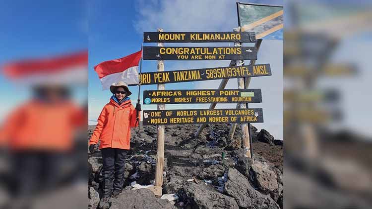 Khansa Syahlaa 13 tahun pendaki perempuan cilik asal Cibubur yang berhasil mendaki Gunung Kilimanjaro. Copyright: © Dok Pribadi