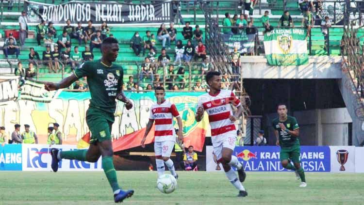 Pemain Persebaya, Amido Balde pad pertandingan antara Madura United pada Piala Indonesia di Stadion Gelora Bung Tomo, Rabu (19/06/2019). Foto: Fitra Herdian/INDOSPORT Copyright: © Fitra Herdian/INDOSPORT
