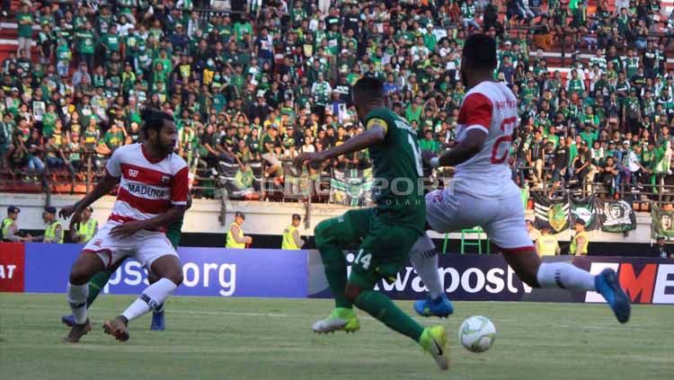 Pertandingan antara Madura United pada Piala Indonesia di Stadion Gelora Bung Tomo, Rabu (19-06-2019). Foto: Fitra Herdian/INDOSPORT Copyright: © Fitra Herdian/INDOSPORT