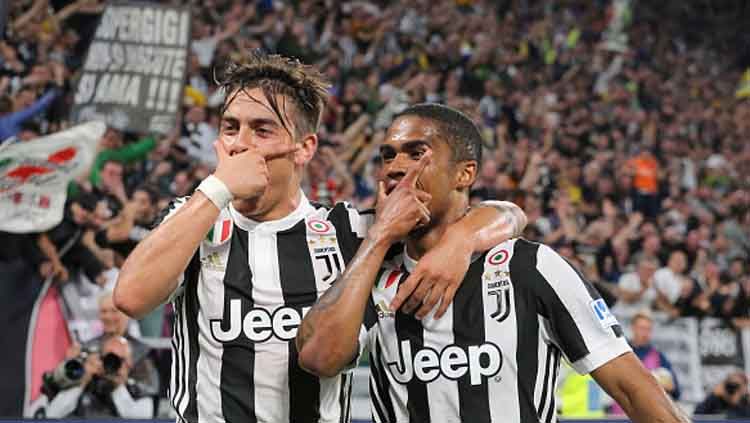 Gelandang Juventus, Douglas Costa (kanan), mengisyaratkan bahwa skuat AC Milan saat ini tidak lebih baik dari zaman kejayaannya pada satu dekade lalu. Copyright: © NurPhoto/GettyImages