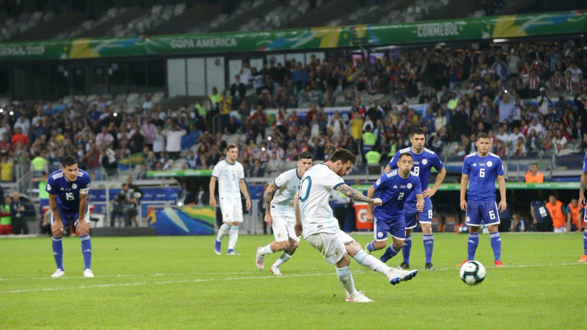 Penalti Lionel Messi ke gawang Paraguay di Copa America 2019, Kamis (20/6/19). Copyright: © twitter.com/Argentina