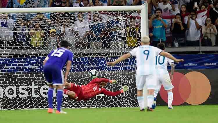 Lionel Messi membuat bola keluar gawang di laga Argentina vs Paraguay Copa America 2019, Kamis (20/06/19). Copyright: © Juliana Flister/Getty Images