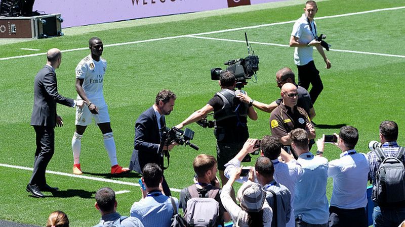 Ferland Mendy saat diperkenalkan oleh Real Madrid di depan umum Copyright: © Oscar Gonzalez/NurPhoto via Getty Images