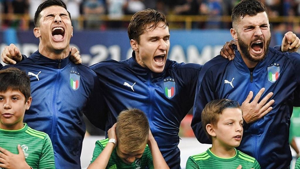 Skuat Italia U-21 menyanyikan lagu kebangsaan dengan penuh semangat. Copyright: © Emmanuele Ciancaglini/NurPhoto via Getty Images