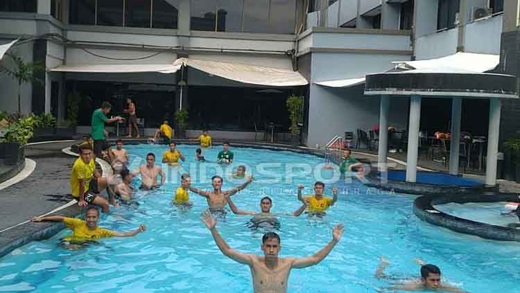 Skuat Perserang Serang saat sedang pendinginan dengan berenang Copyright: © Muhammad Effendi/INDOSPORT