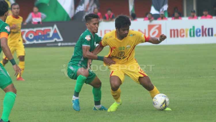 Situasi duel pemain PSS Sleman melawan Bhayangkara FC. Copyright: © Ronald Seger Prabowo/INDOSPORT