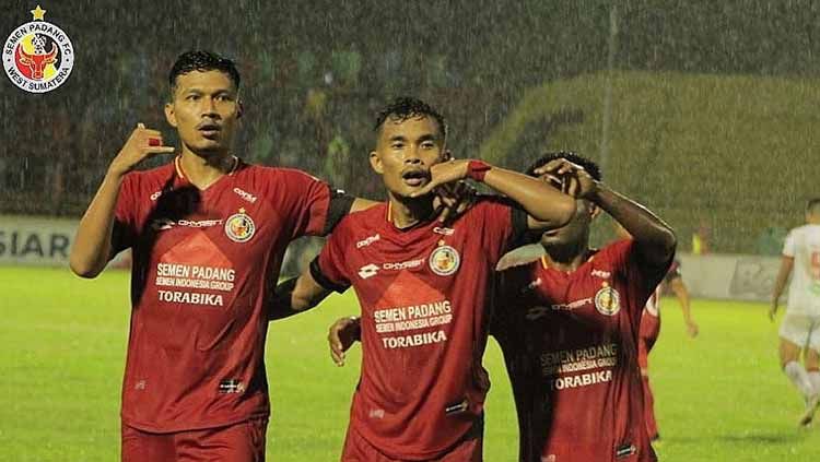 Selebrasi pemain-pemain Semen Padang dalam usai mencetak gol dalam pertandingan menghadapi Persetu Badak Lampung FC. Copyright: © semenpadangfcid