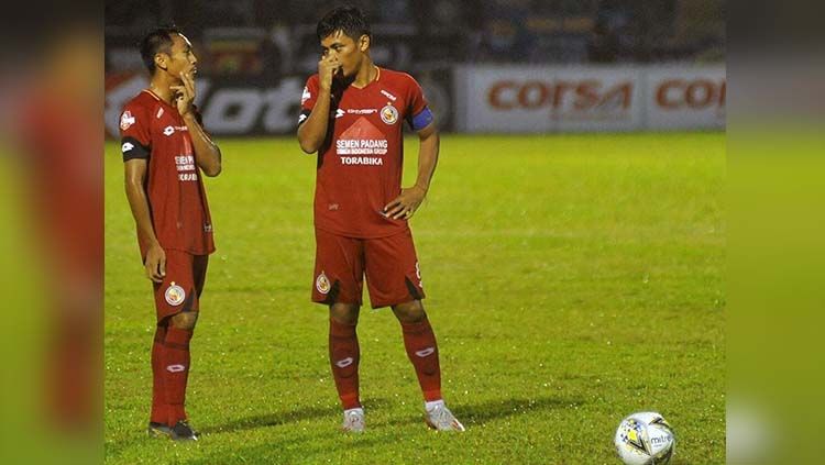 Para pemain Semen Padang tampak tertunduk lesu setelah Badak Lampung FC berhasil menambah gol. Copyright: © semenpadangfcid