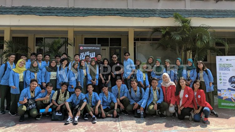 Siswa-siswi SMK Cyber Media usai acara pelatihan pembuatan content creative bersama UMB dan INDOSPORT Copyright: &copy; INDOSPORT