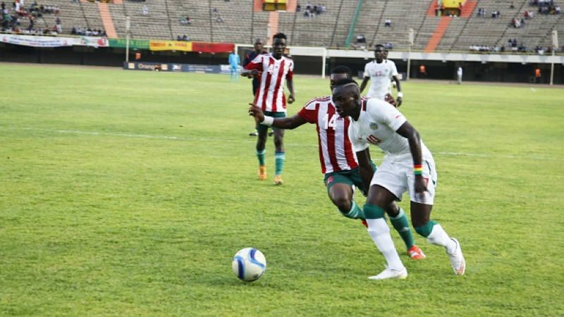 Pemain Senegal, Sadio Mane saat sedang melewati penjagaan penggawa Burundi dalam Kualifikasi Piala Afrika 2017, Cemil Oksuz/Anadolu Agency/Getty Images Copyright: © Cemil Oksuz/Anadolu Agency/Getty Images