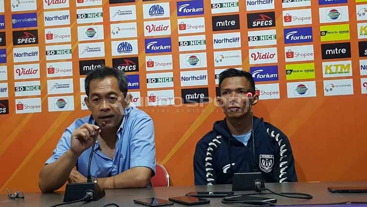 Pelatih Persela Lamongan, Aji Santoso (kiri) menilai timnya kurang beruntung saat melawan Bhayangkara FC. Copyright: © Ian Setiawan/INDOSPORT