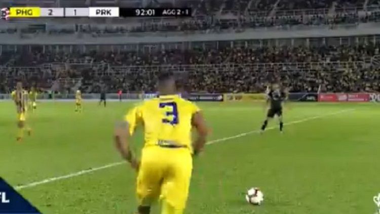 Gol spektakuler rekan Saddil Ramdani di Pahang FA, Herold Goulon, ke gawang  Perak FA. Copyright: © Bharian