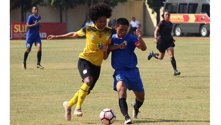 Amiruddin Bagus Kahfi diadang pemain Bhayangkara FC U-18 saat bertanding pada lanjutan Elite Pro Academy di Lapangan Polda Jatim, Minggu (23/6/19). Copyright: © FITRA HERDIAN/INDOSPORT