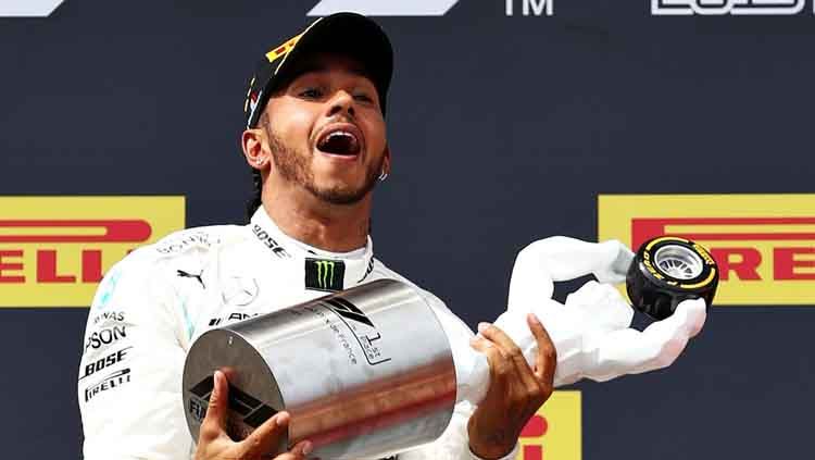 Lewis Hamilton mengangkat trofi Formula 1 sebagai juara di Sirkuit Paul Ricard. Copyright: © Mark Thompson/Getty Images