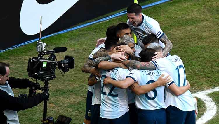 Aksi selebrasi pemain Argentina melawan Qatar setelah Lautaro Martinez mencetak gol di menit ke-4 di Arena do Gremio, Senin (24/06/19). Copyright: © Pedro Vilela/Getty Images