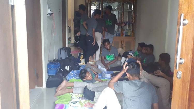 Kondisi prihatin pemain PSS Sleman U-16 dan U18  tinggal di Jakarta dengan rumah kecil diisi 40 orang lebih. Pict by Twitter/@babarsari1976 Copyright: © Twitter@Babarsari1976