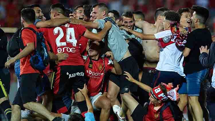 Tim RCD Mallorca tengah bahagia berhasil mengamankan tiket promosi LaLiga Spanyol. Copyright: © Quality Sport Images/Getty Images