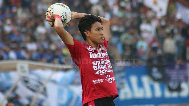 Bek Bali United, I Made Andhika Wijaya, beraksi di laga Liga 1. Copyright: © Nofik Lukman Hakim/INDOSPORT