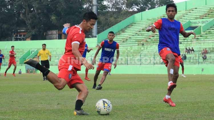 Game internal uji coba Arema FC di Stasiun Gajayana Malang, Senin (24-06-19). Foto: Ian Setiawan/INDOSPORT Copyright: © Ian Setiawan/INDOSPORT