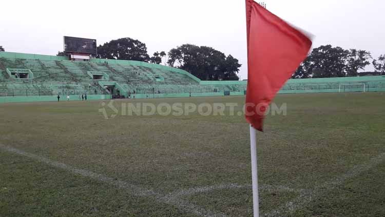 Kondisi rumput Stadion Gajayana mulai membaik jelang laga Liga 1 Arema FC, Senin (24-06-19). Foto: Ian Setiawan/INDOSPORT Copyright: © Ian Setiawan/INDOSPORT