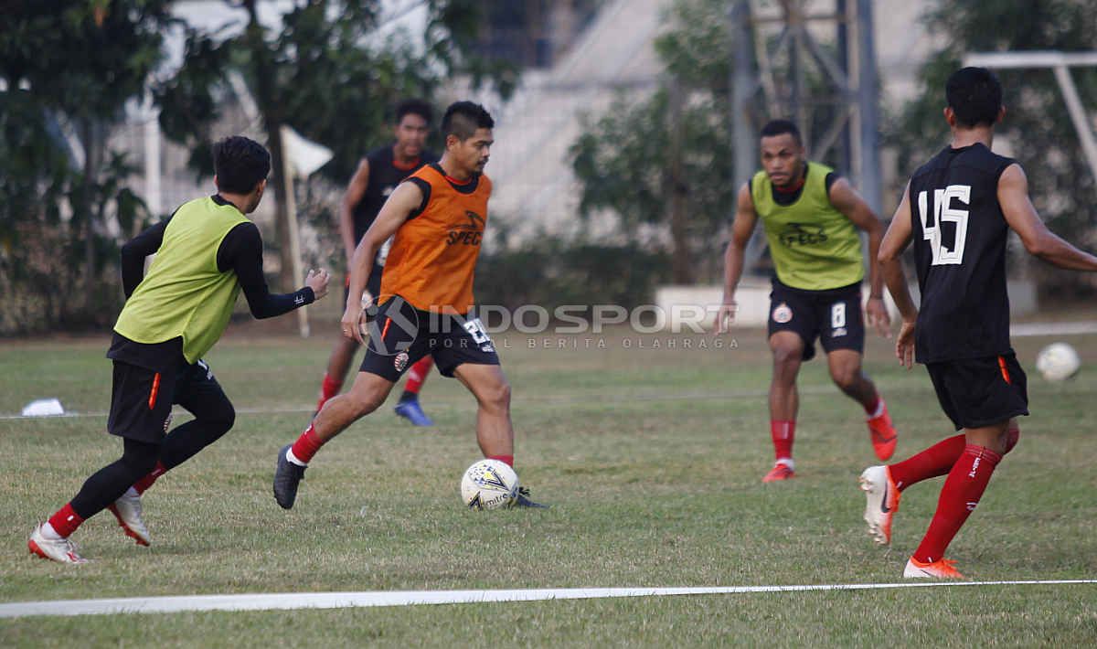 Bambang Pamungkas (tengah) dijaga ketat rekannya pada latihan Persija Jakarta di Lapangan PSAU TNI Halim Perdanakusuma, Jakarta Timur, Senin (24/06/19). Foto: Herry Ibrahim/INDOSPORT Copyright: © Herry Ibrahim/INDOSPORT
