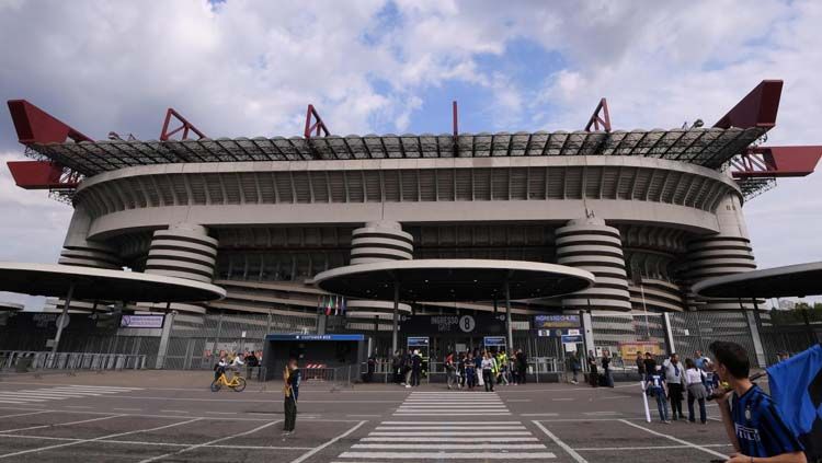 Stadion San Siro atau Giuseppe Meazza yang dikabarkan akan dirubuhkan untuk pembangunan baru bernama New Milano Stadium. Copyright: © tellerreport.com
