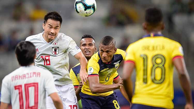 Duel udara para pemain timnas Ekuador vs Jepang. Copyright: © Juliana Flister/Getty Images